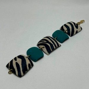 Pulsera de cuero natural print cebra y gamuza turquesa, terminaciones de acero