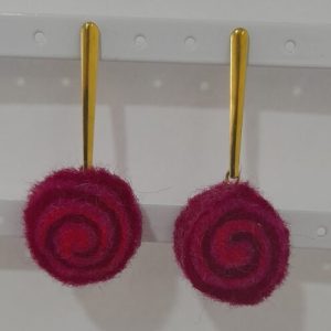 Aros colgantes de acero dorado y disco de fieltro natural fucsia