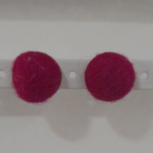 Aros apegados de fieltro natural, color magenta y base de acero dorado.