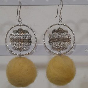 Aros de plata con material natural