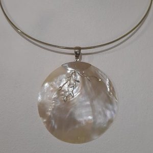 Colgantes de plata con material natural